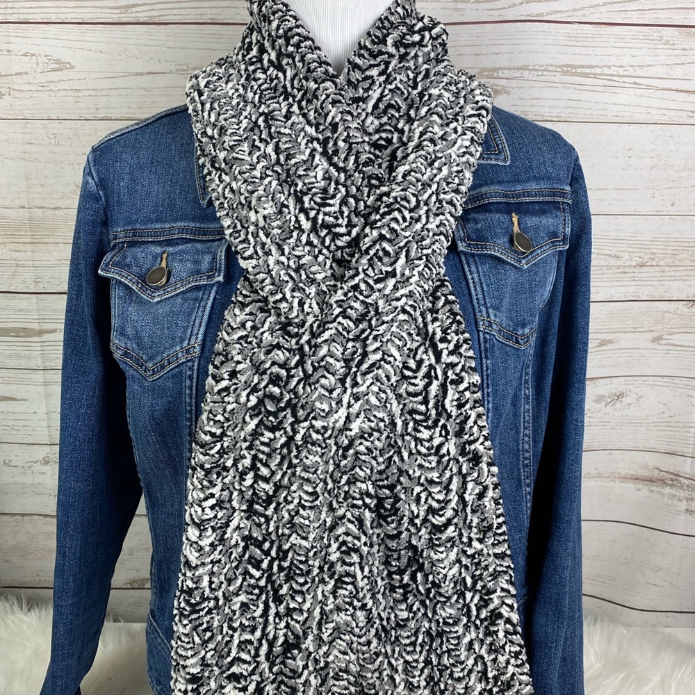 Handmade Crochet Keyhole Scarf Black Varigated NEW